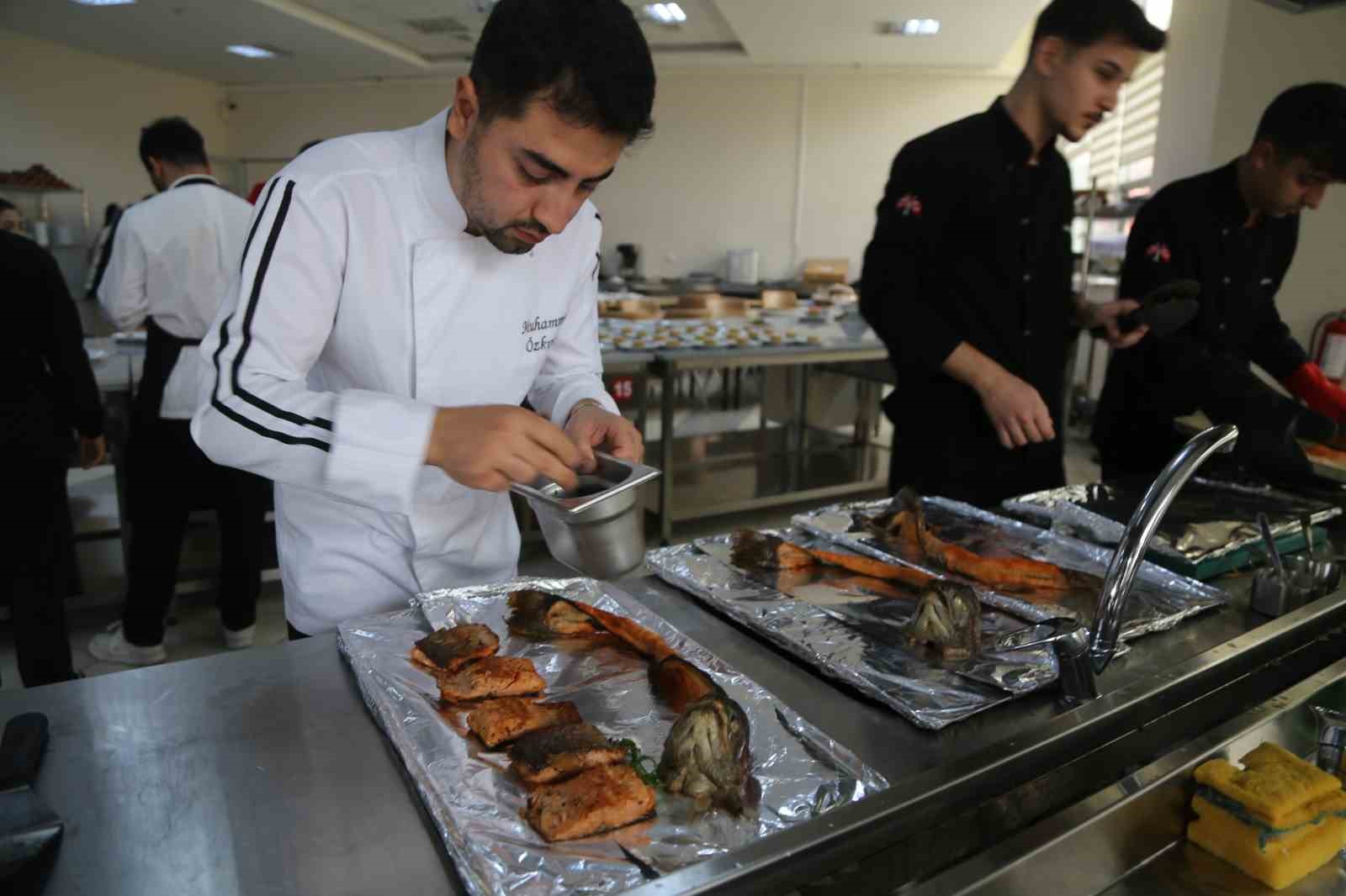 coruhun-incisi-somon-genc-sef-adaylarinin-ellerinde-yaristi