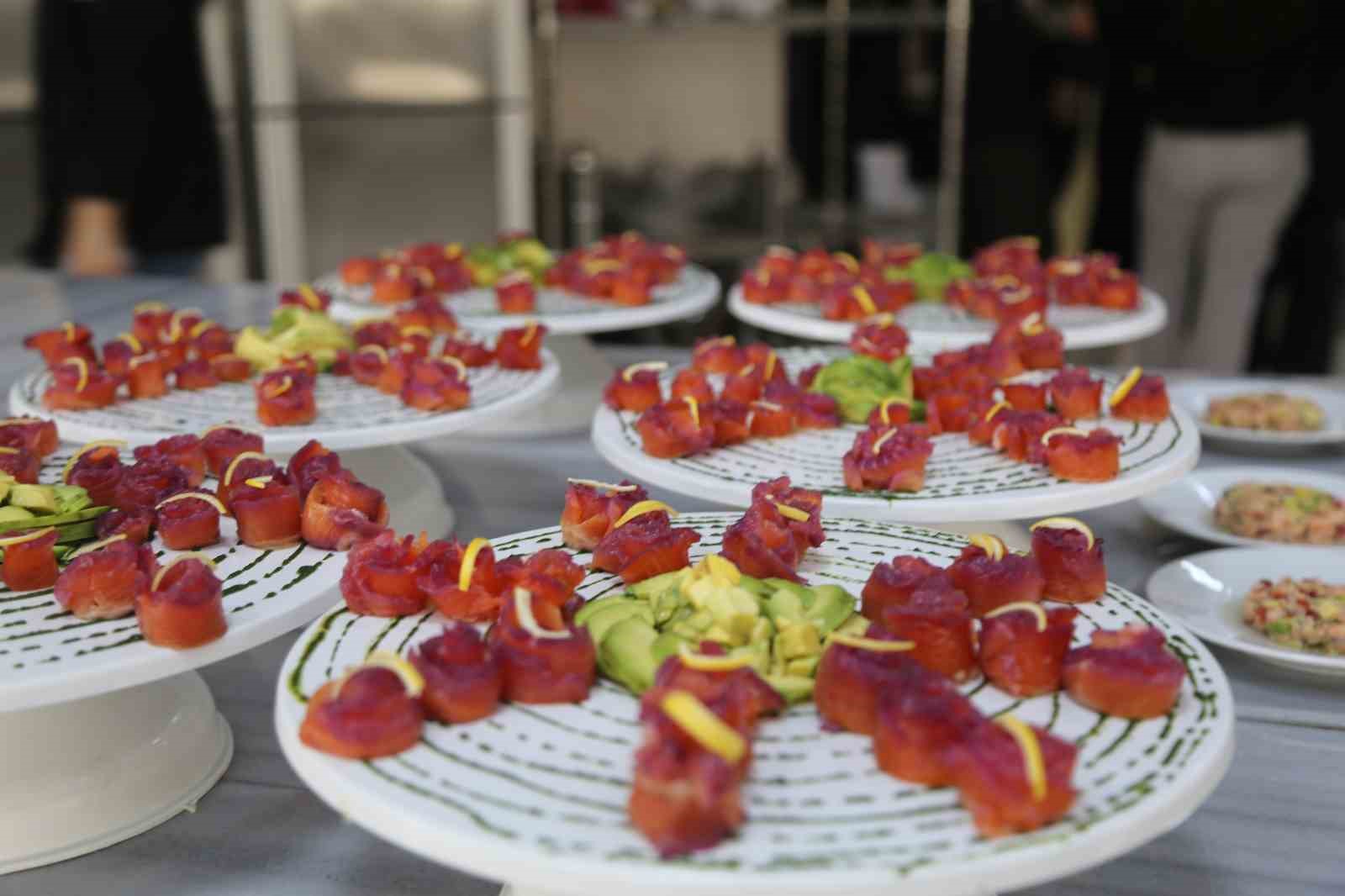 coruhun-incisi-somon-genc-sef-adaylarinin-ellerinde-yaristi