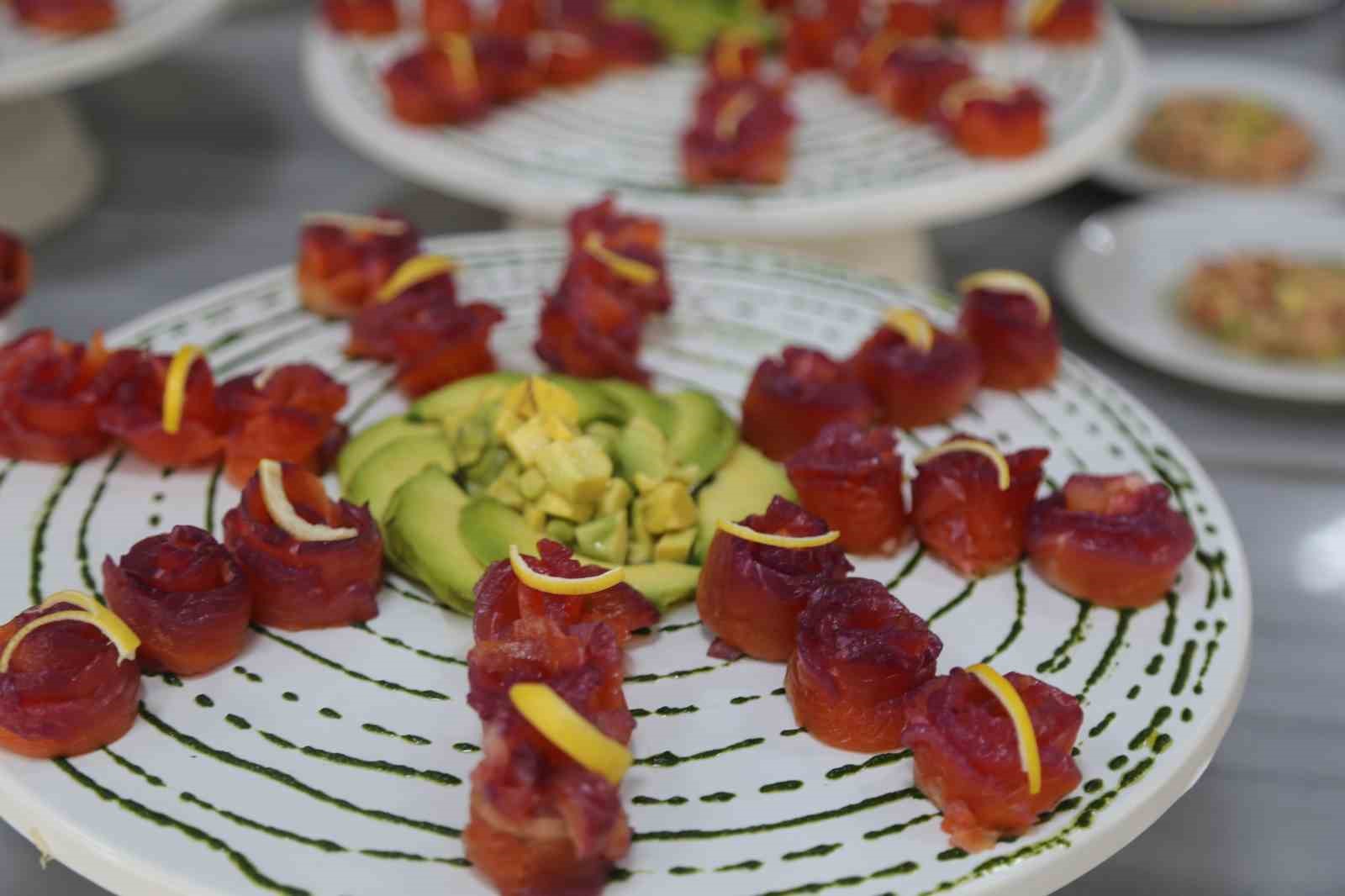 coruhun-incisi-somon-genc-sef-adaylarinin-ellerinde-yaristi