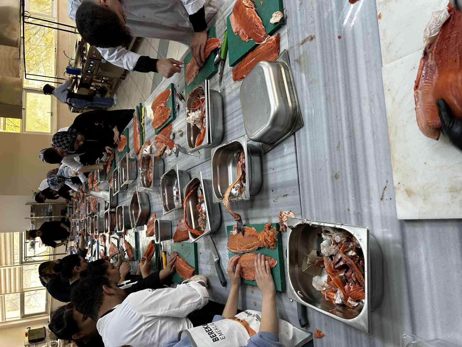 coruhun-incisi-somon-genc-sef-adaylarinin-ellerinde-yaristi