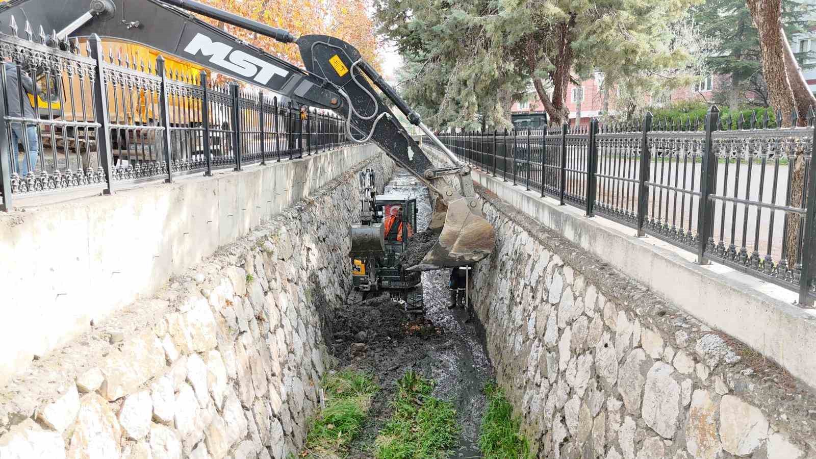 corum-belediyesinden-hummali-temizlik-calismasi