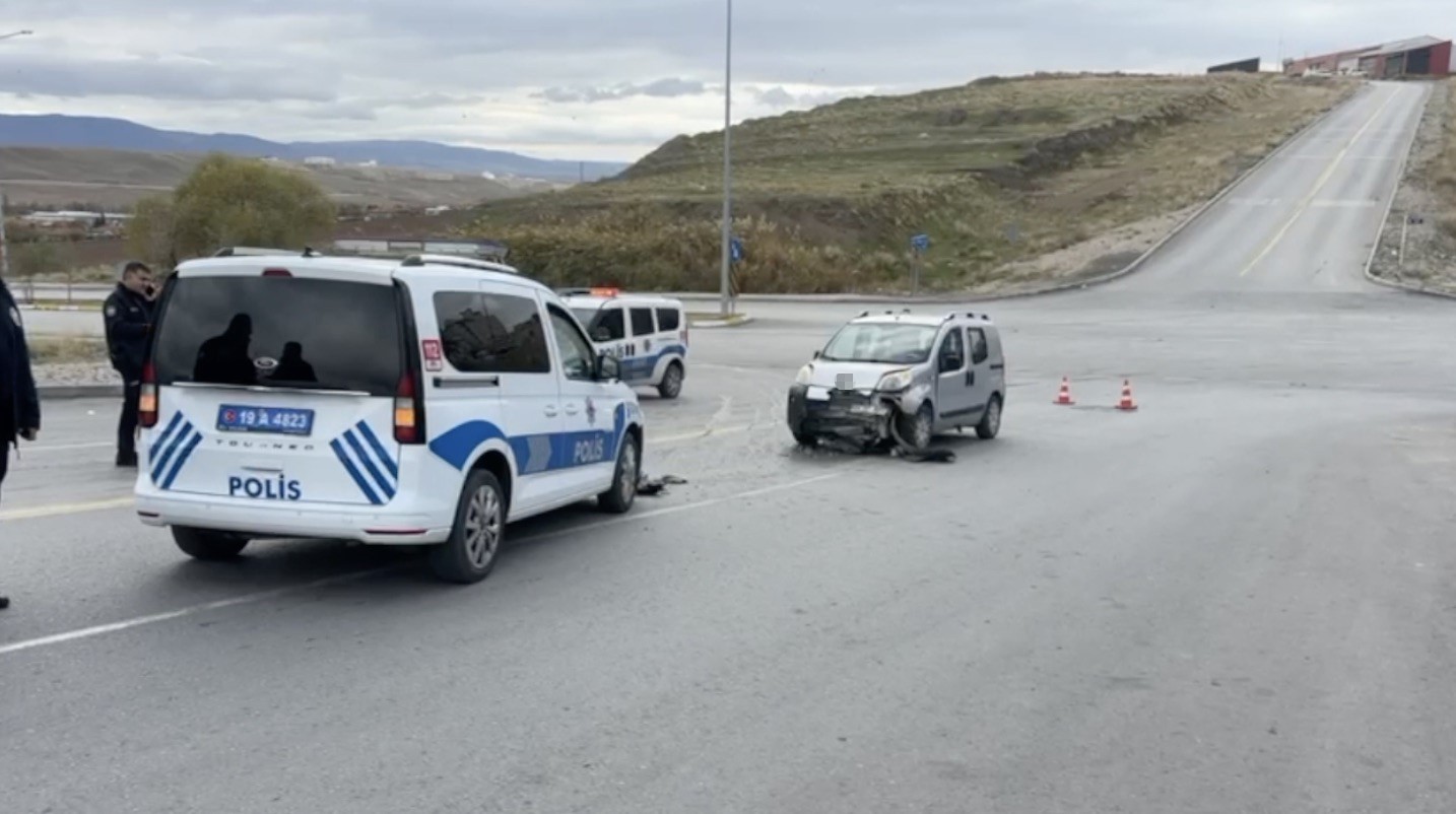 corumda-ekip-araci-ile-hafif-ticari-arac-carpisti-1-polis-yarali