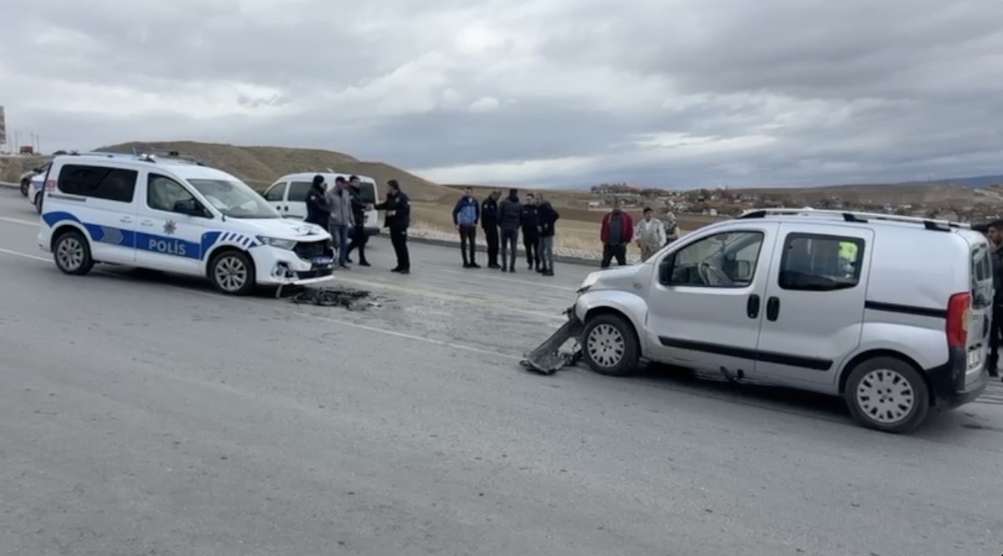 corumda-ekip-araci-ile-hafif-ticari-arac-carpisti-1-polis-yarali