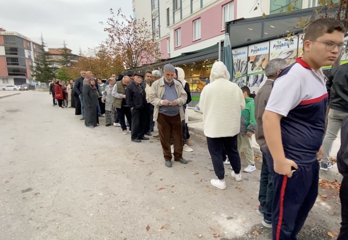 corumda-hamsinin-kilosu-40-liraya-dustu-metrelerce-uzunlukta-kuyruk-olustu