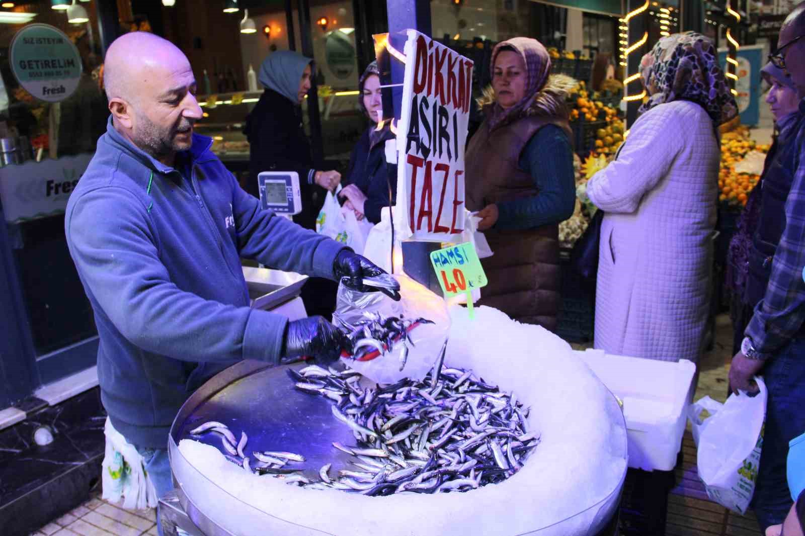 corumda-hamsinin-kilosu-40-liraya-dustu-metrelerce-uzunlukta-kuyruk-olustu