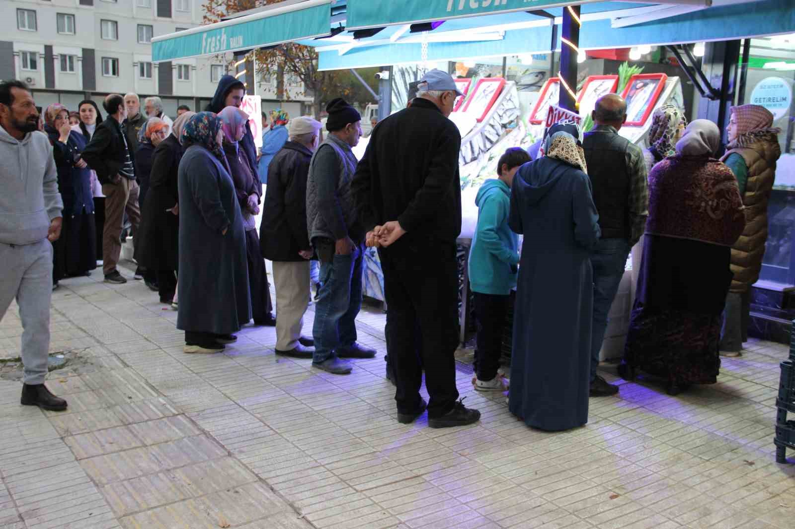 corumda-hamsinin-kilosu-40-liraya-dustu-metrelerce-uzunlukta-kuyruk-olustu