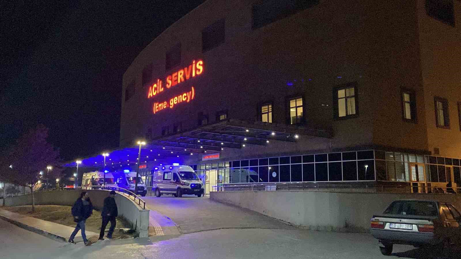 corumda-iki-otomobil-park-halindeki-vince-carpti-1-olu-1-yarali