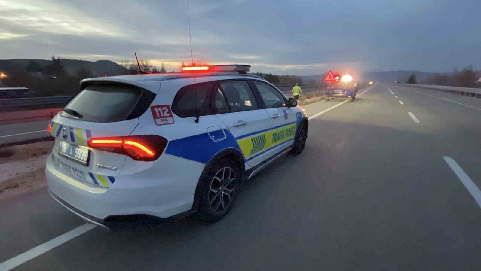 corumda-otomobil-bariyere-carpti-2-yarali