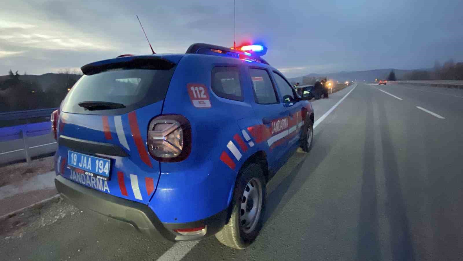 corumda-otomobil-bariyere-carpti-2-yarali