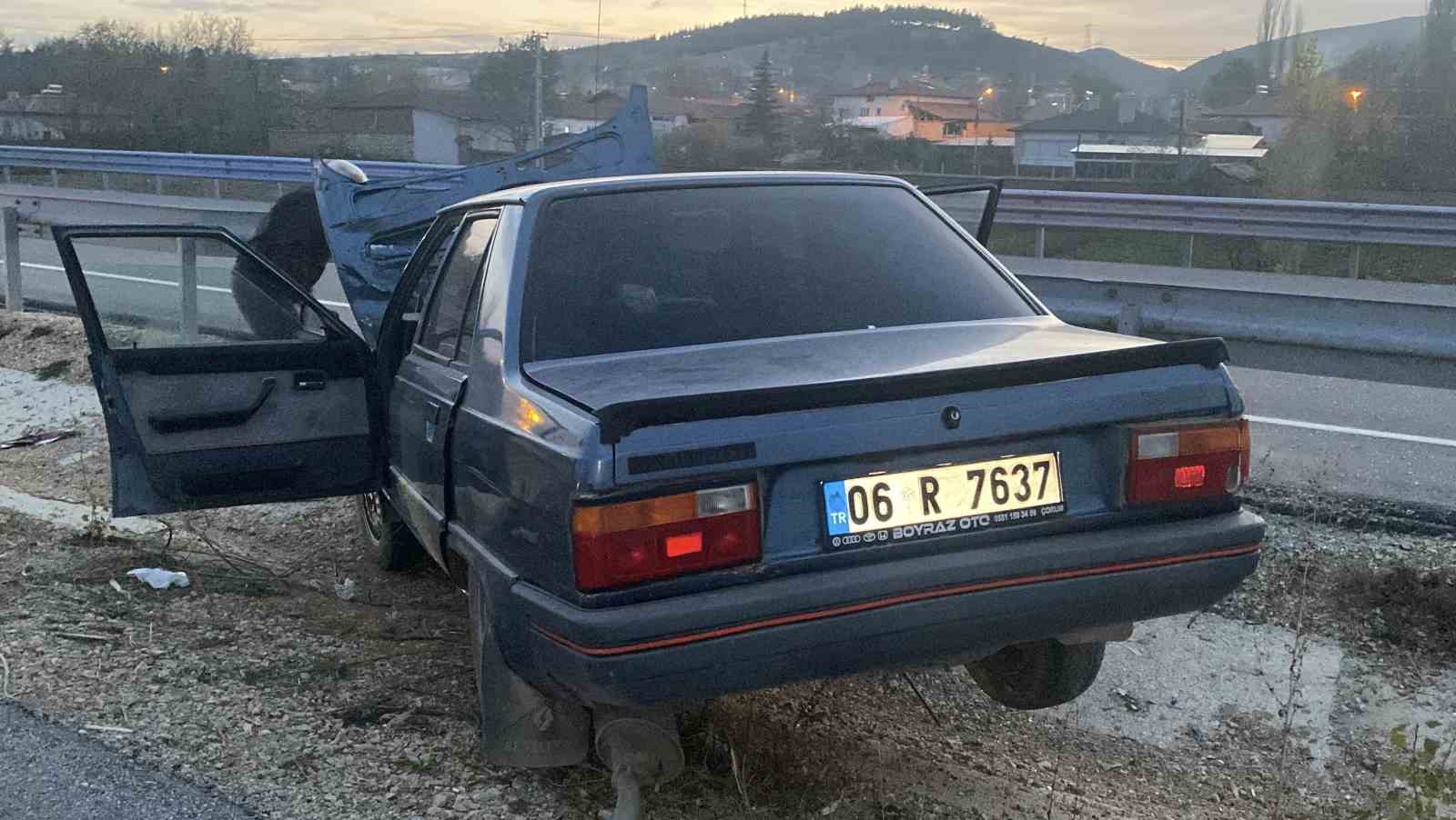 corumda-otomobil-bariyere-carpti-2-yarali