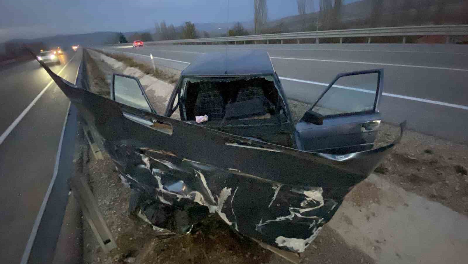 corumda-otomobil-bariyere-carpti-2-yarali