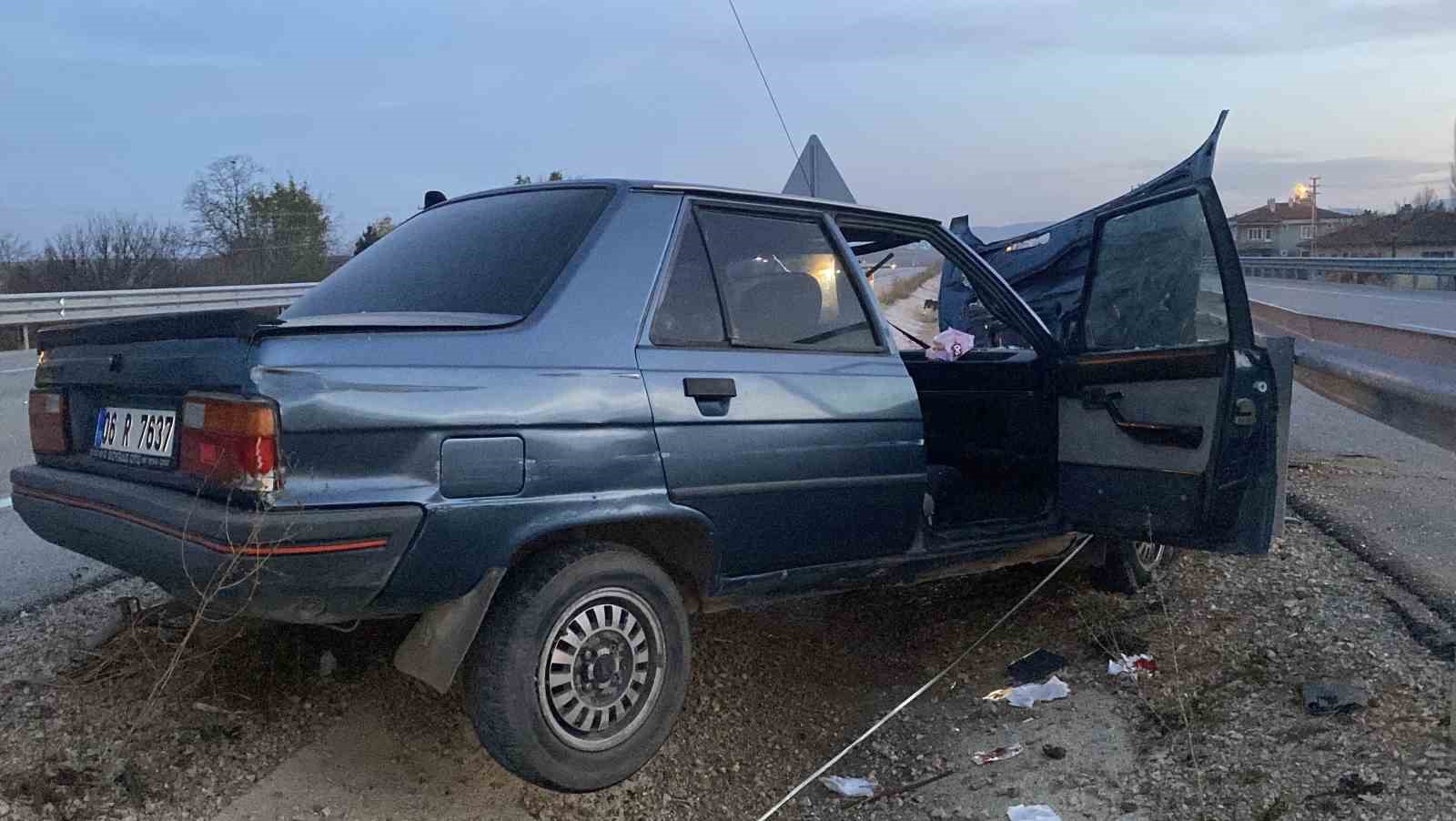 corumda-otomobil-bariyere-carpti-2-yarali