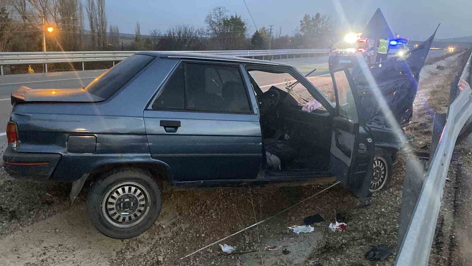 corumda-otomobil-bariyere-carpti-2-yarali