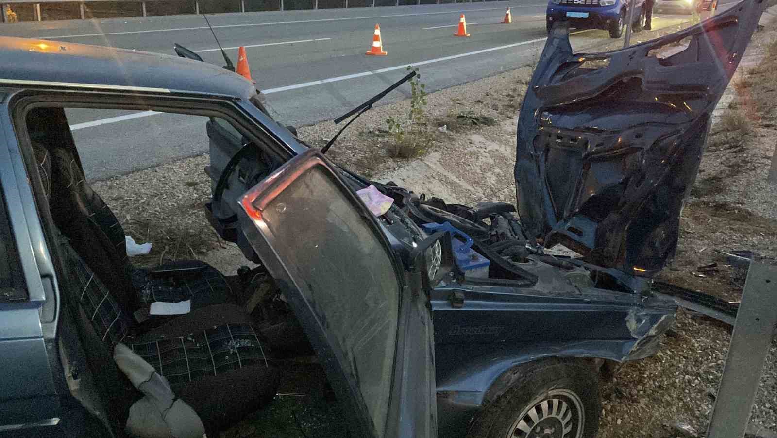 corumda-otomobil-bariyere-carpti-2-yarali