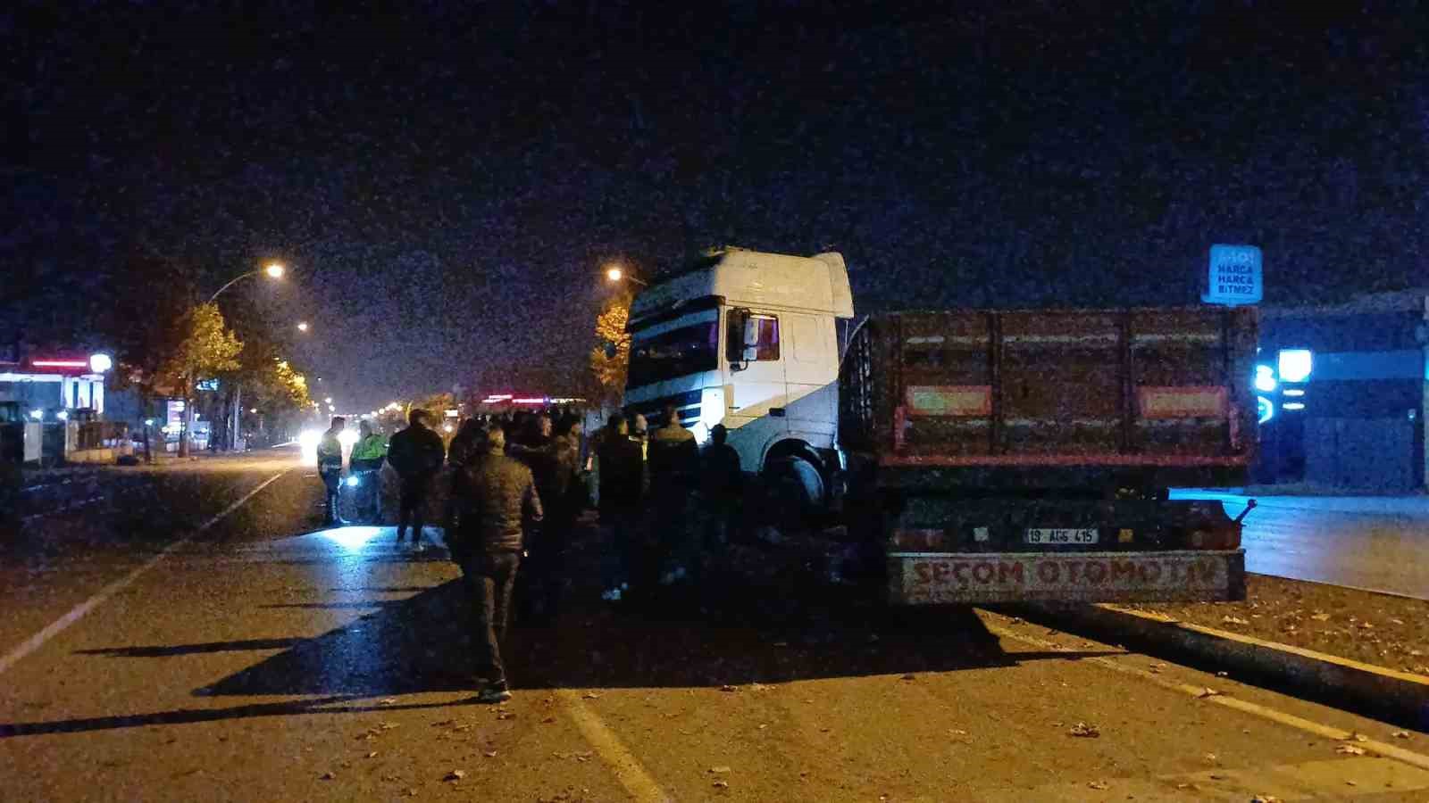 corumda-otomobil-ile-tir-carpisti-1-yarali