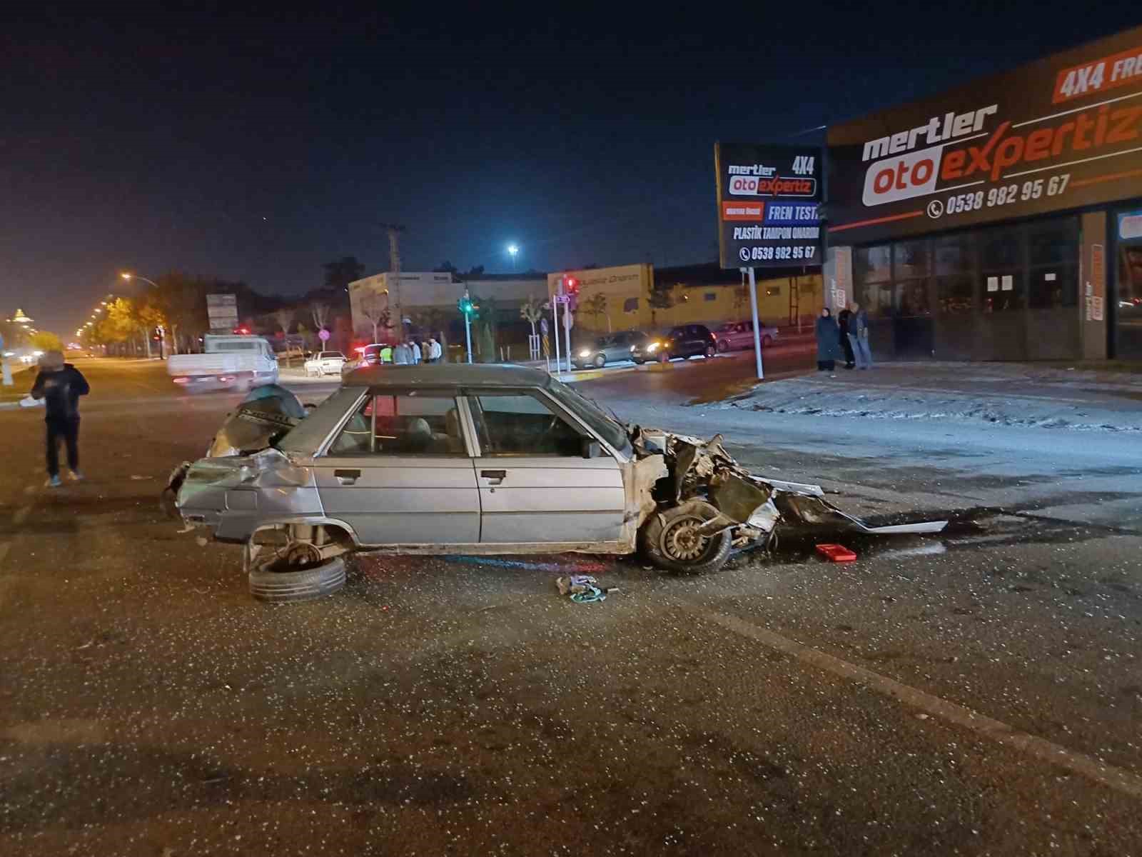 corumda-otomobil-ile-tir-carpisti-1-yarali