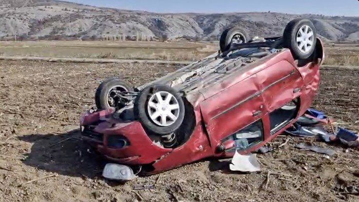 corumda-otomobil-takla-atti-1-yarali