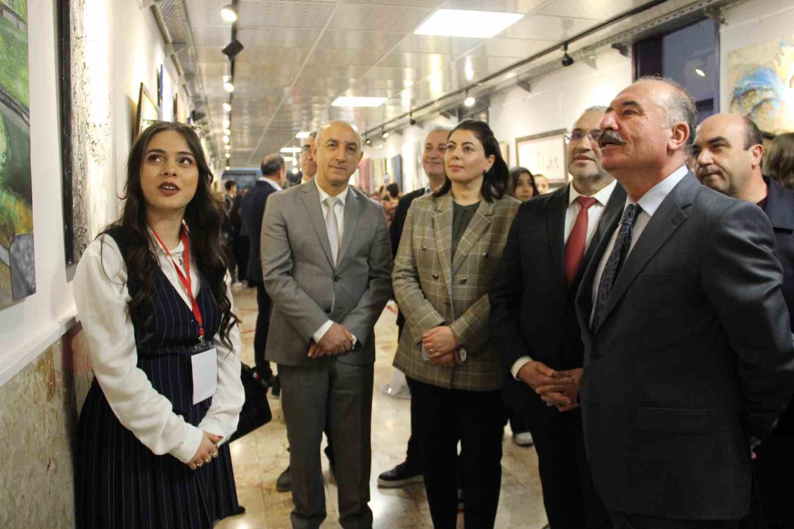 corumda-sanatcilar-resimlerini-sehit-ogretmenler-icin-yapti