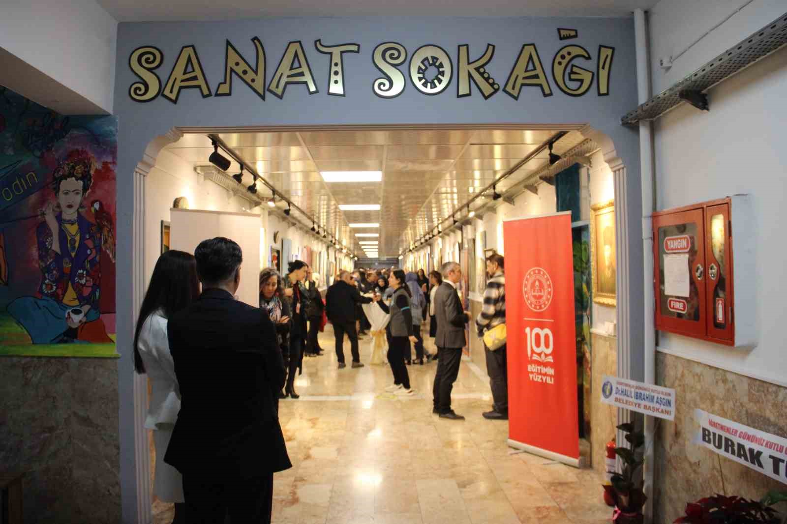 corumda-sanatcilar-resimlerini-sehit-ogretmenler-icin-yapti