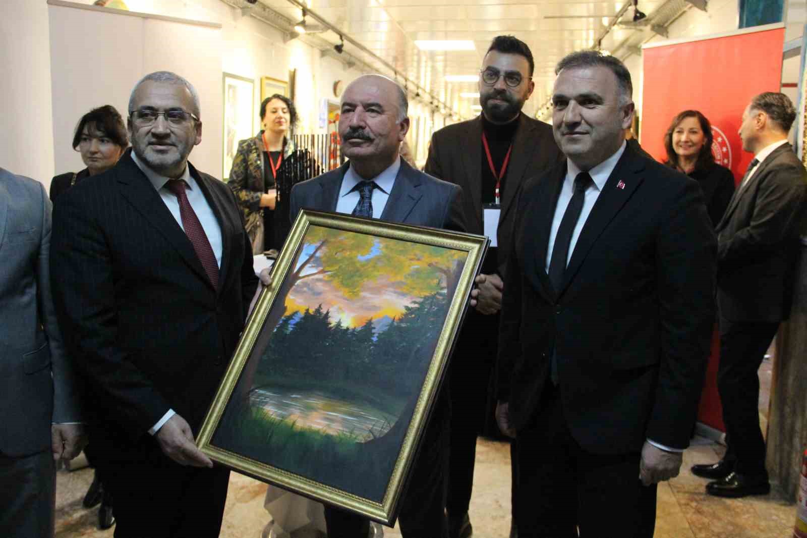 corumda-sanatcilar-resimlerini-sehit-ogretmenler-icin-yapti