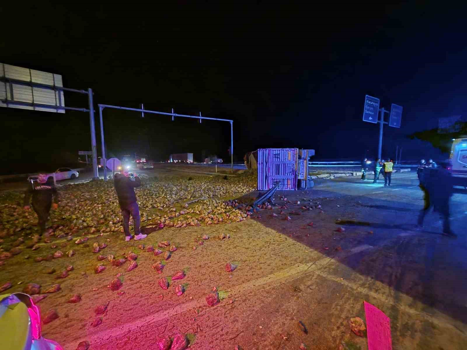 corumda-seker-pancari-yuklu-tir-ile-otomobil-carpisti-3-yarali