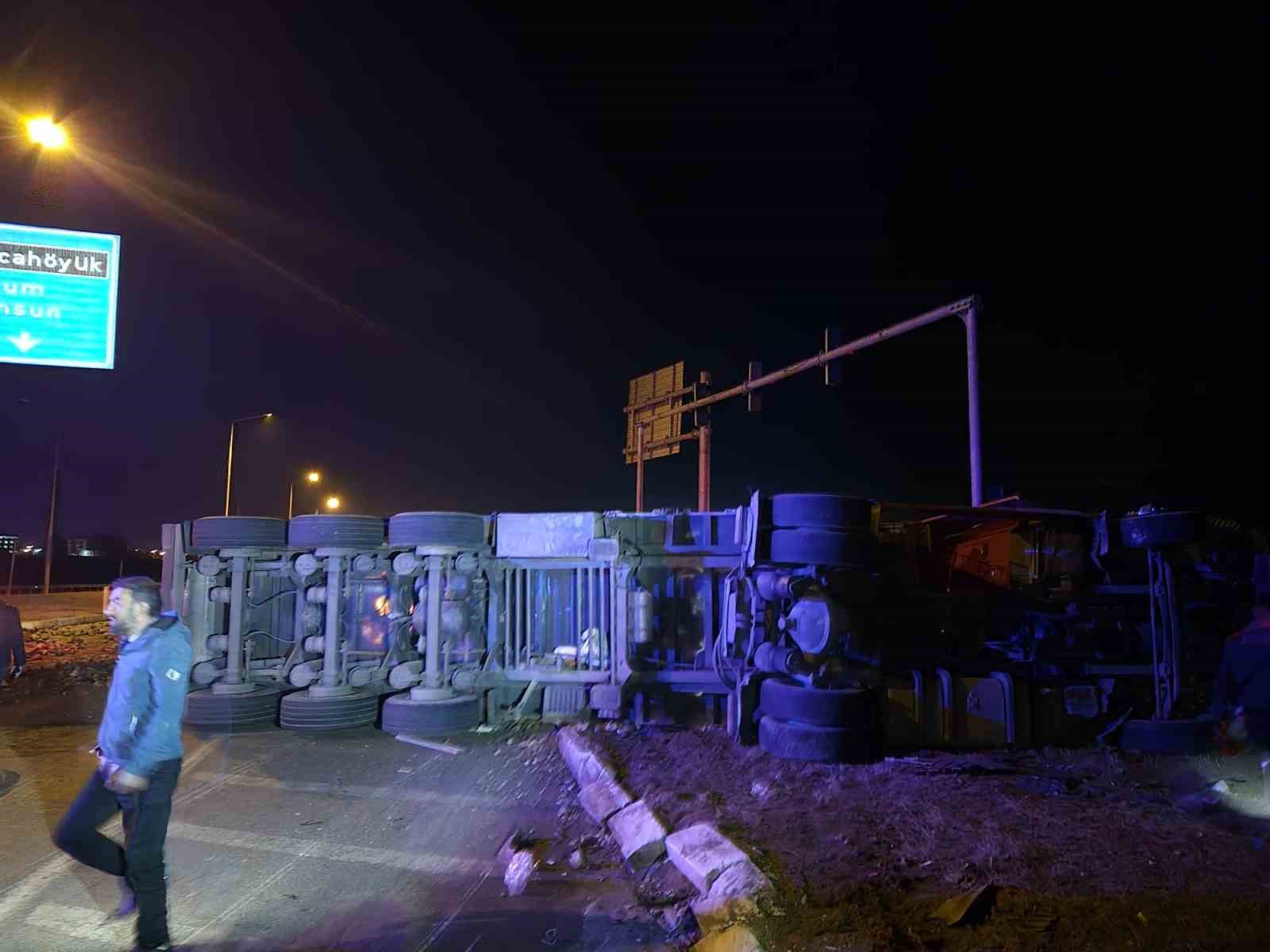 corumda-seker-pancari-yuklu-tir-ile-otomobil-carpisti-3-yarali