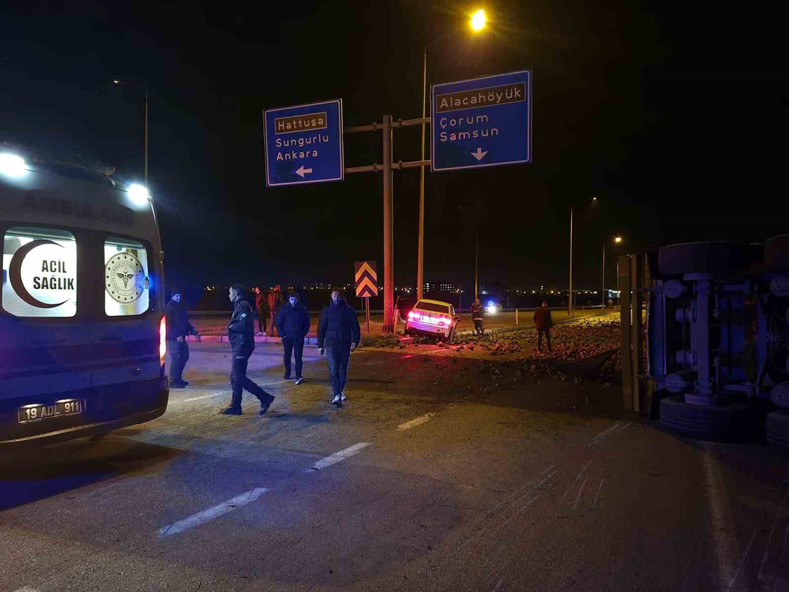 corumda-seker-pancari-yuklu-tir-ile-otomobil-carpisti-3-yarali