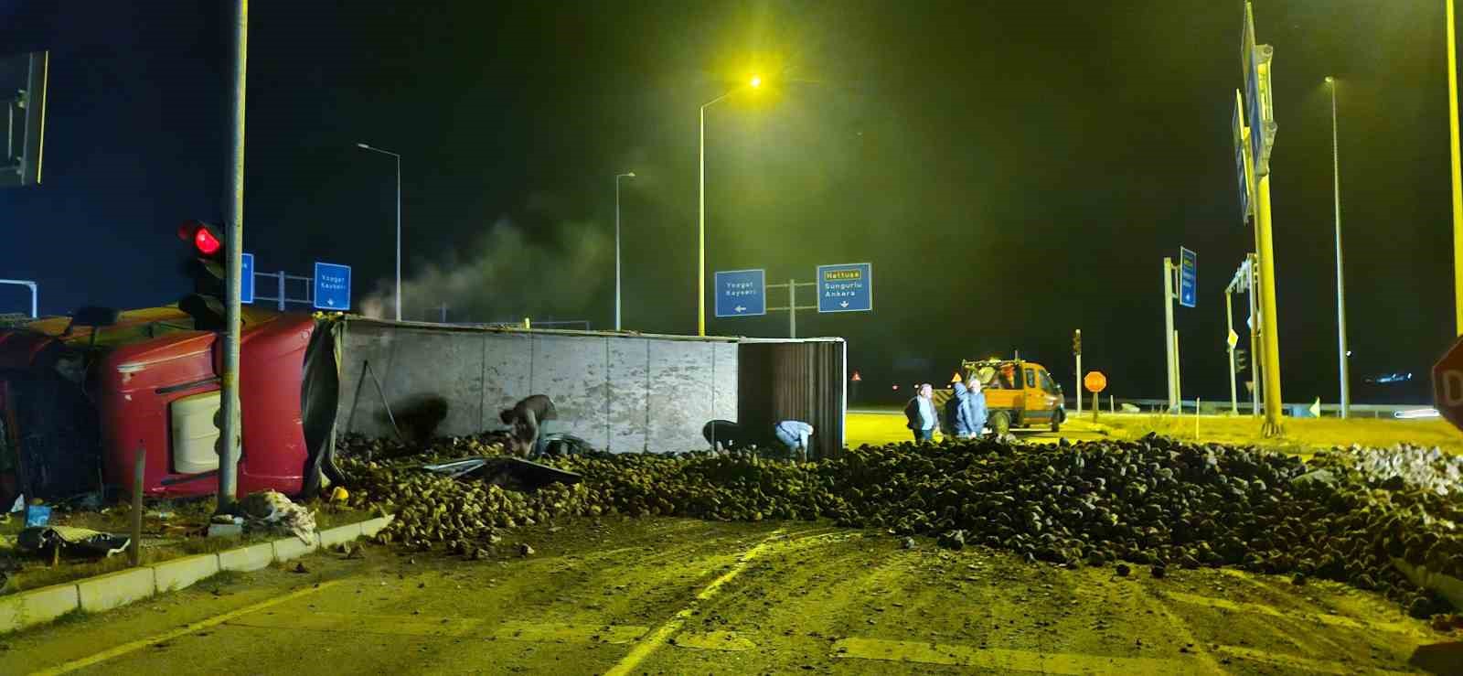 corumda-seker-pancari-yuklu-tir-ile-otomobil-carpisti-3-yarali