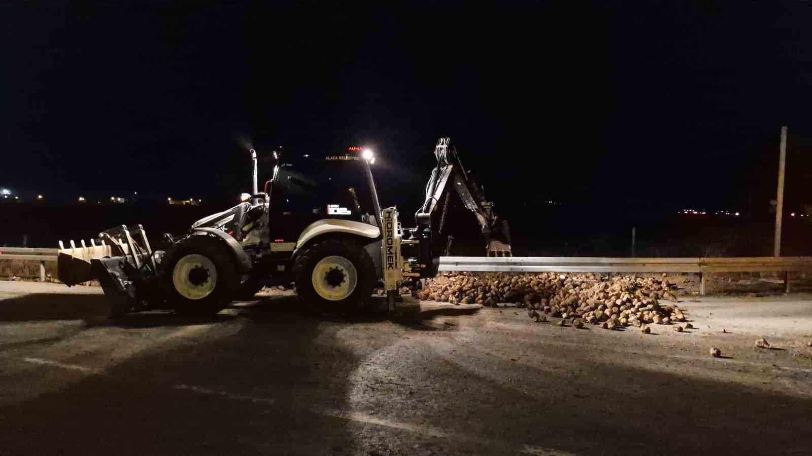 corumda-seker-pancari-yuklu-tir-ile-otomobil-carpisti-3-yarali