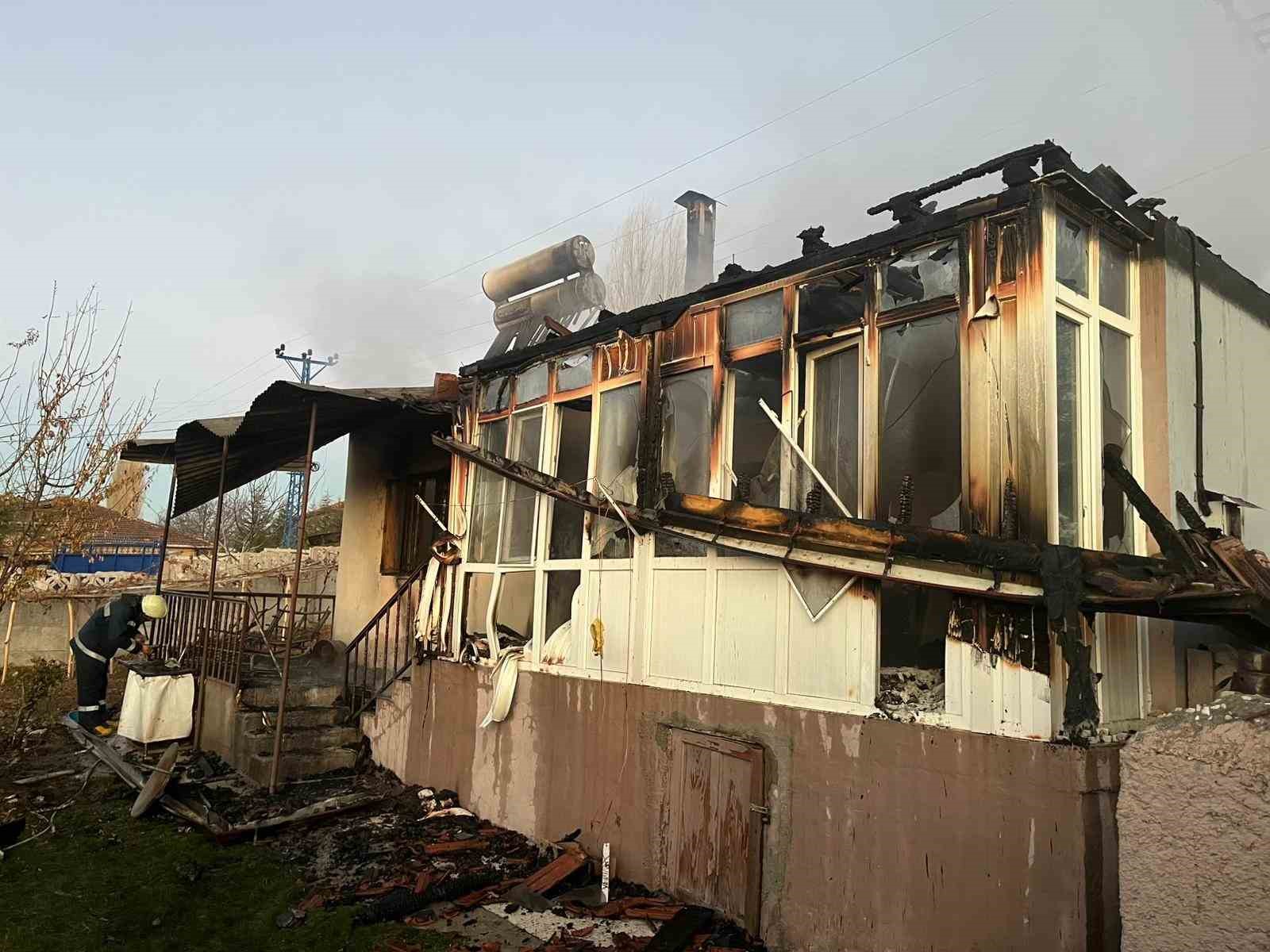 corumda-yangina-teslim-olan-ev-kullanilamaz-hale-geldi-1-yarali