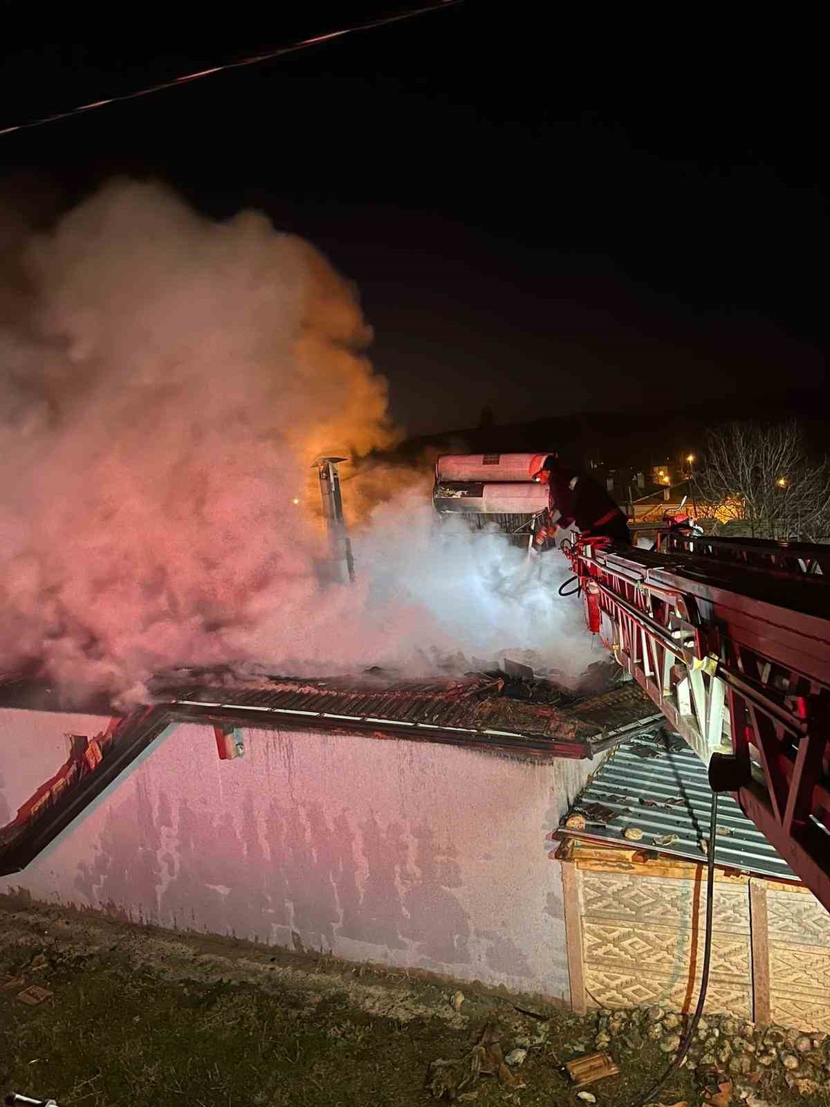 corumda-yangina-teslim-olan-ev-kullanilamaz-hale-geldi-1-yarali