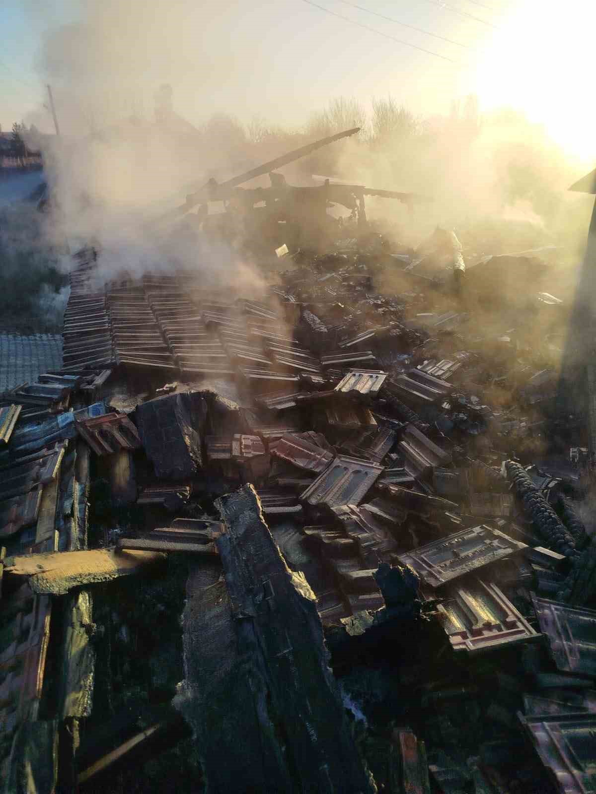 corumda-yangina-teslim-olan-ev-kullanilamaz-hale-geldi-1-yarali