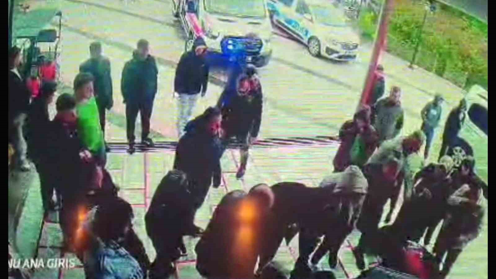 cuma-namazi-icin-geldigi-camide-kalp-krizi-gecirdi-o-anlar-kamerada