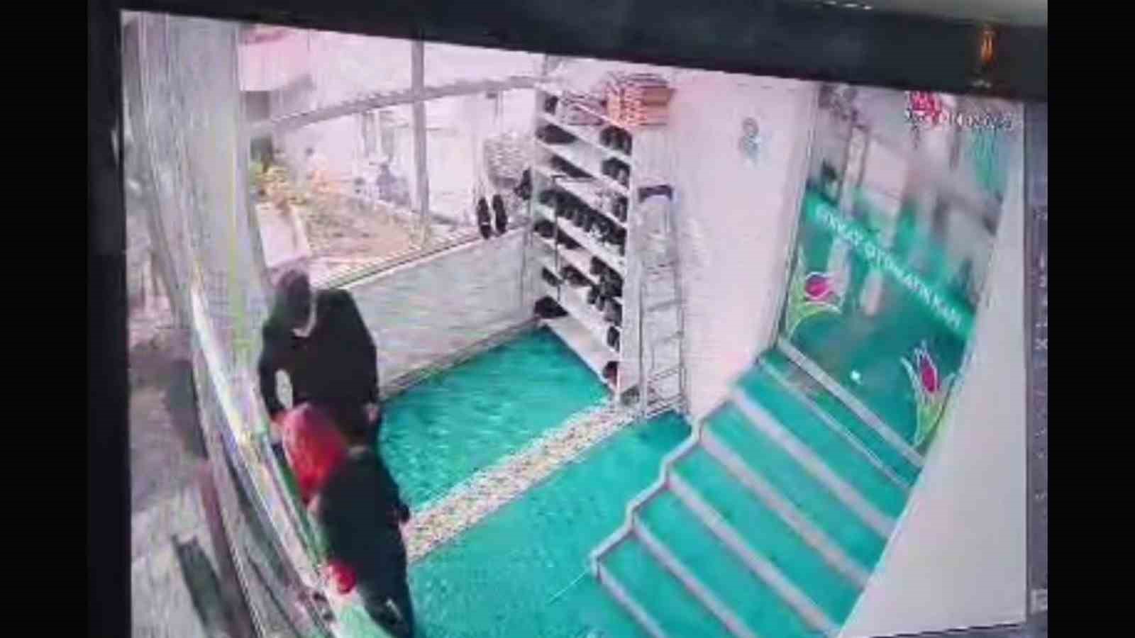 cuma-namazi-icin-geldigi-camide-kalp-krizi-gecirdi-o-anlar-kamerada