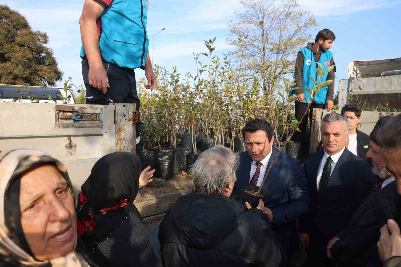 dagitilan-elma-ve-armut-fidanlarindan-almak-icin-birbirleri-ile-yaristilar