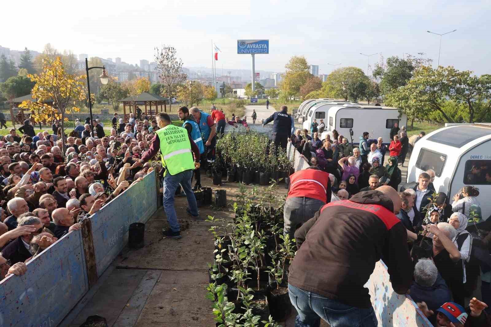 dagitilan-elma-ve-armut-fidanlarindan-almak-icin-birbirleri-ile-yaristilar