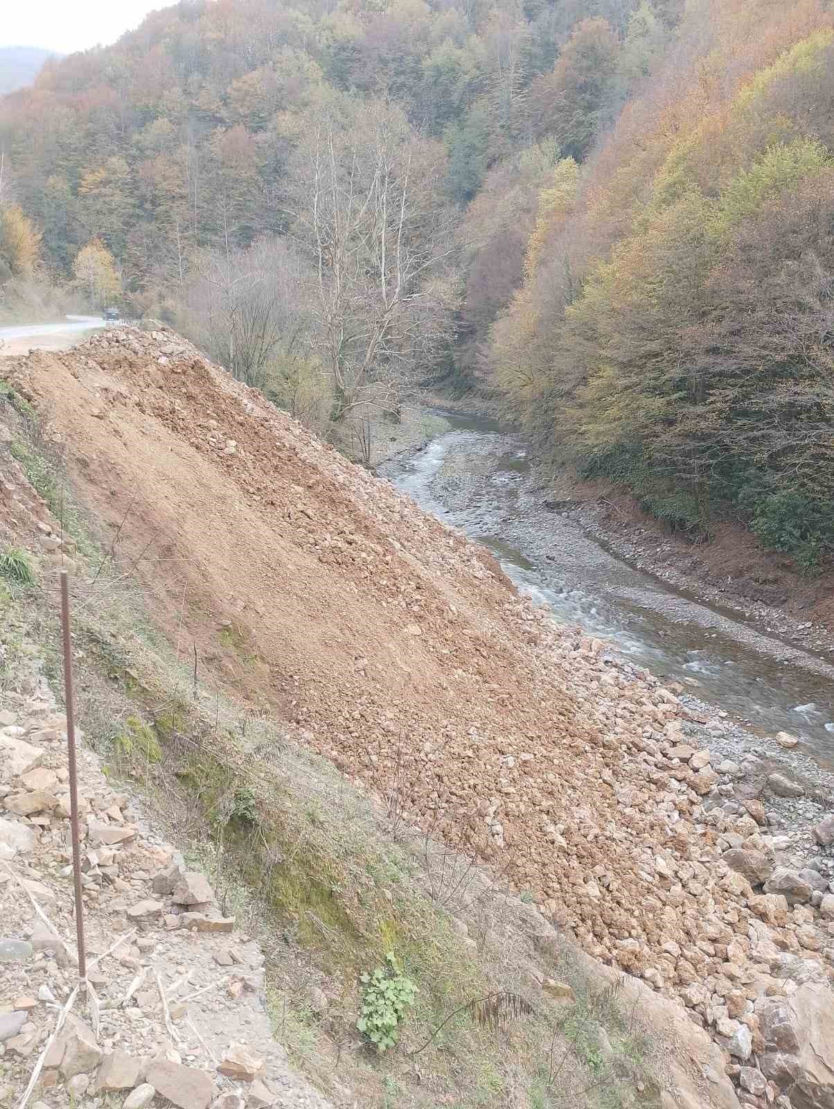 dere-yataklarina-mesken-atik-ve-moloz-dokuluyor