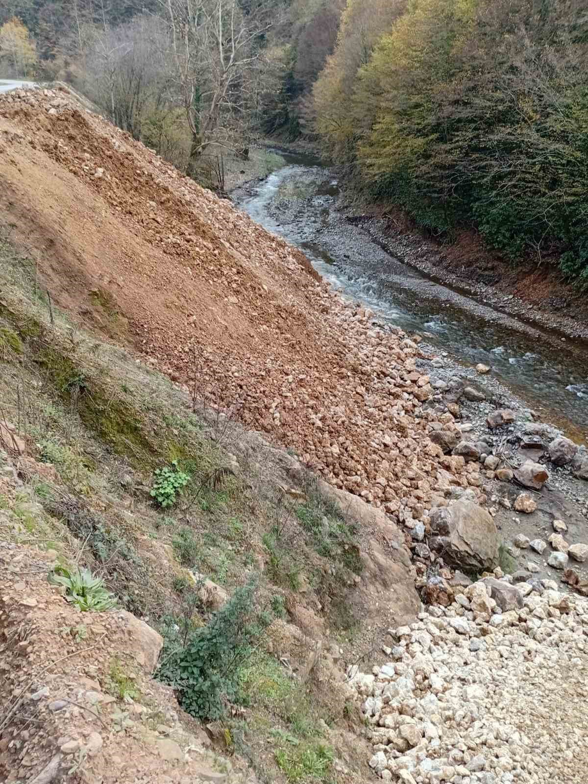 dere-yataklarina-mesken-atik-ve-moloz-dokuluyor