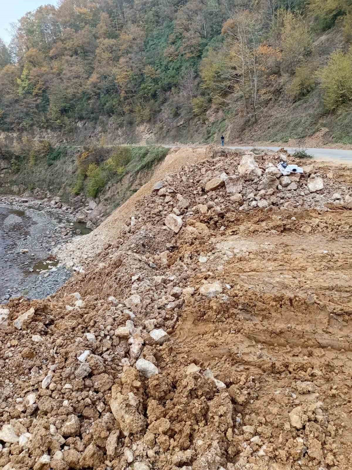 dere-yataklarina-mesken-atik-ve-moloz-dokuluyor