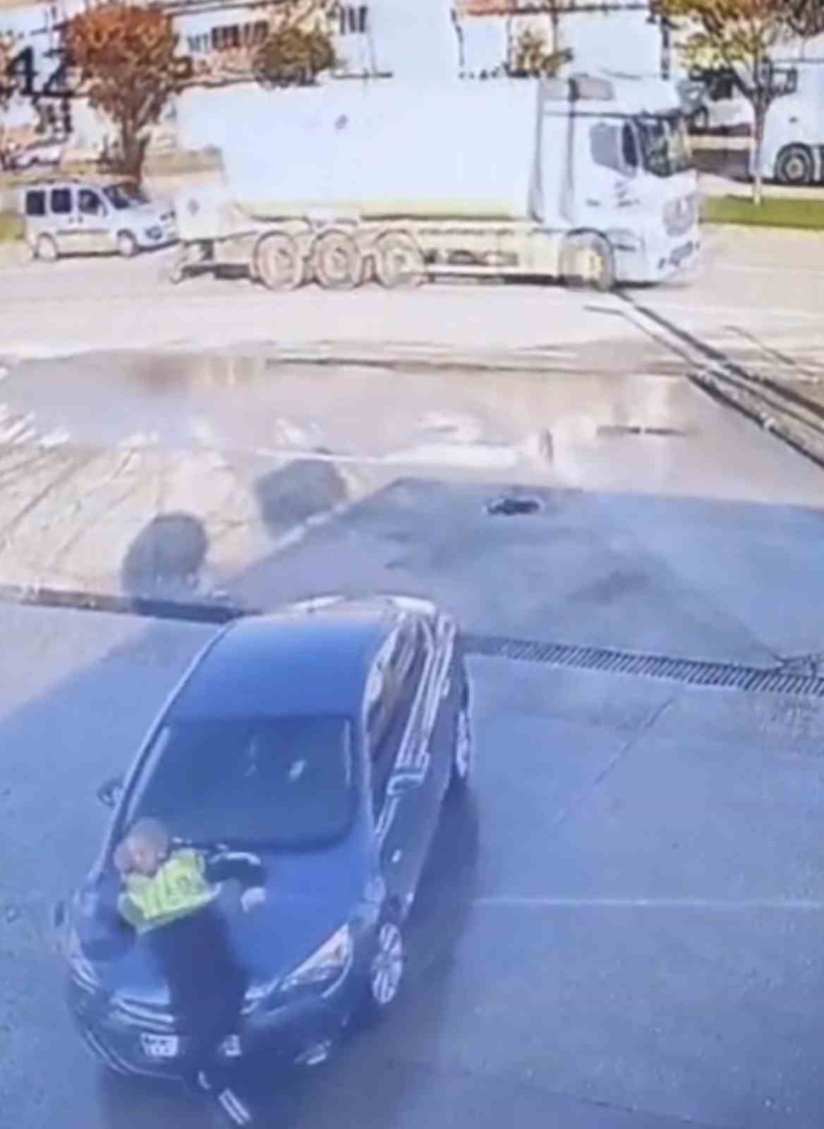 dikkatsiz-surucunun-polise-carpma-ani-kamerada
