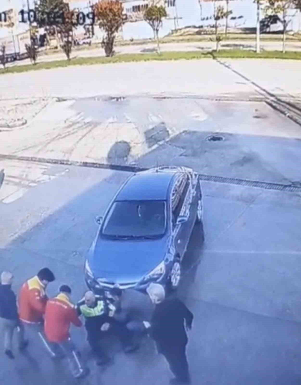 dikkatsiz-surucunun-polise-carpma-ani-kamerada