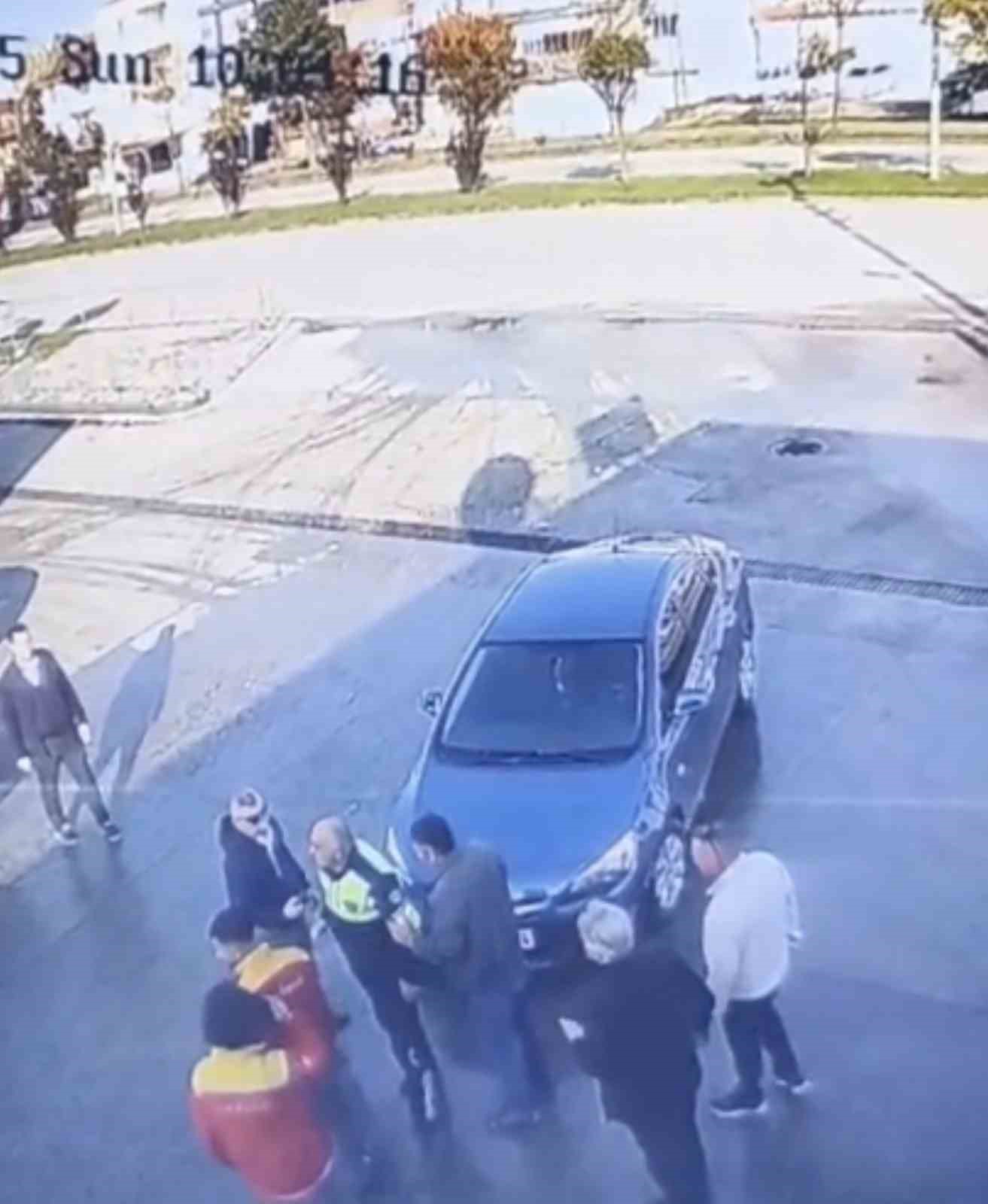 dikkatsiz-surucunun-polise-carpma-ani-kamerada