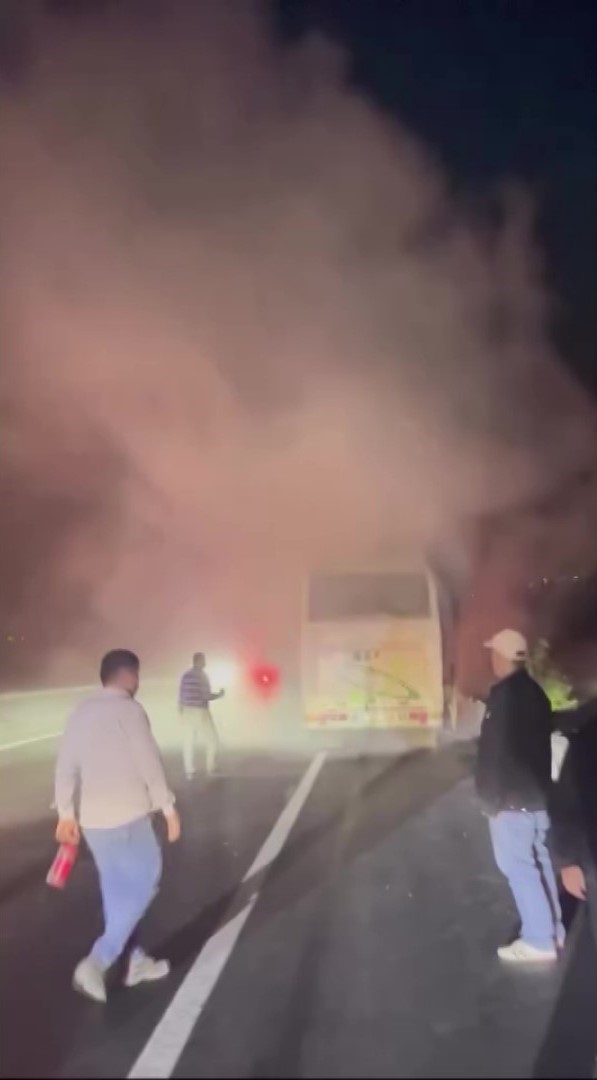 dumanlarin-yukseldigi-yolcu-midibusundeki-yangini-muhtar-ve-vatandaslar-onledi