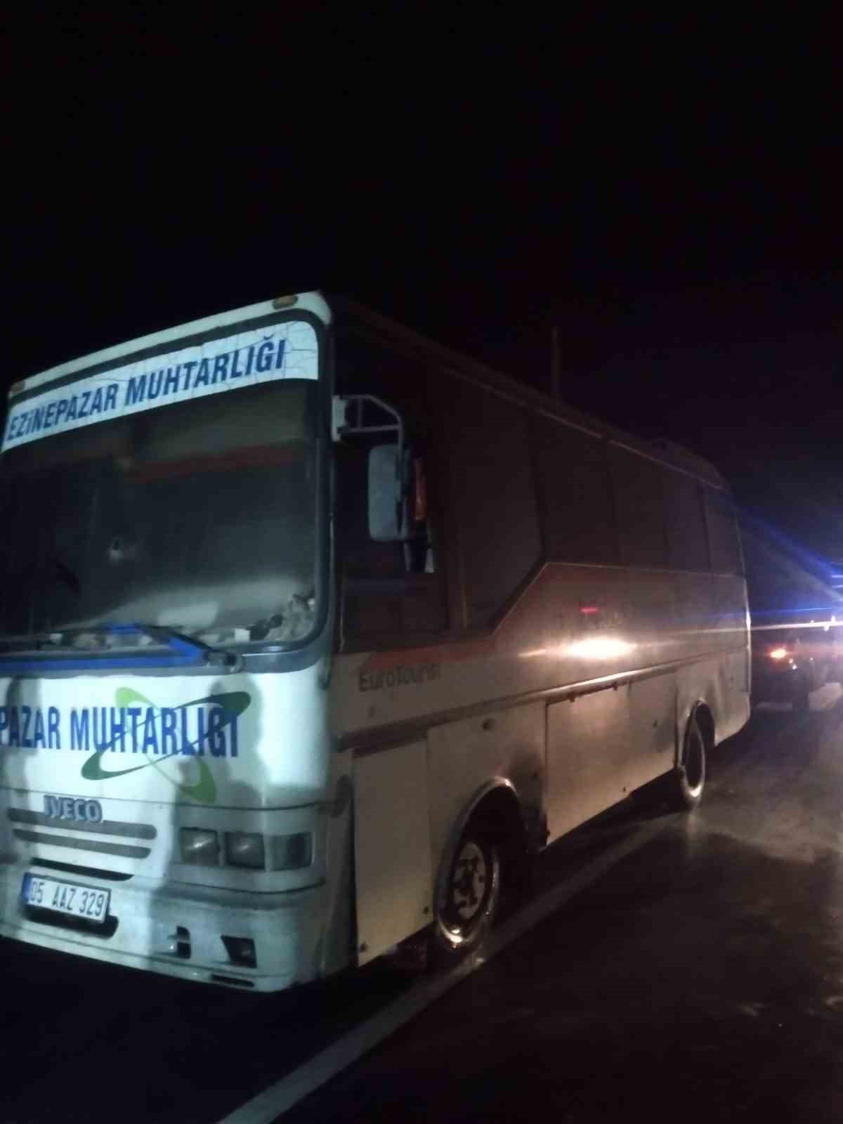 dumanlarin-yukseldigi-yolcu-midibusundeki-yangini-muhtar-ve-vatandaslar-onledi