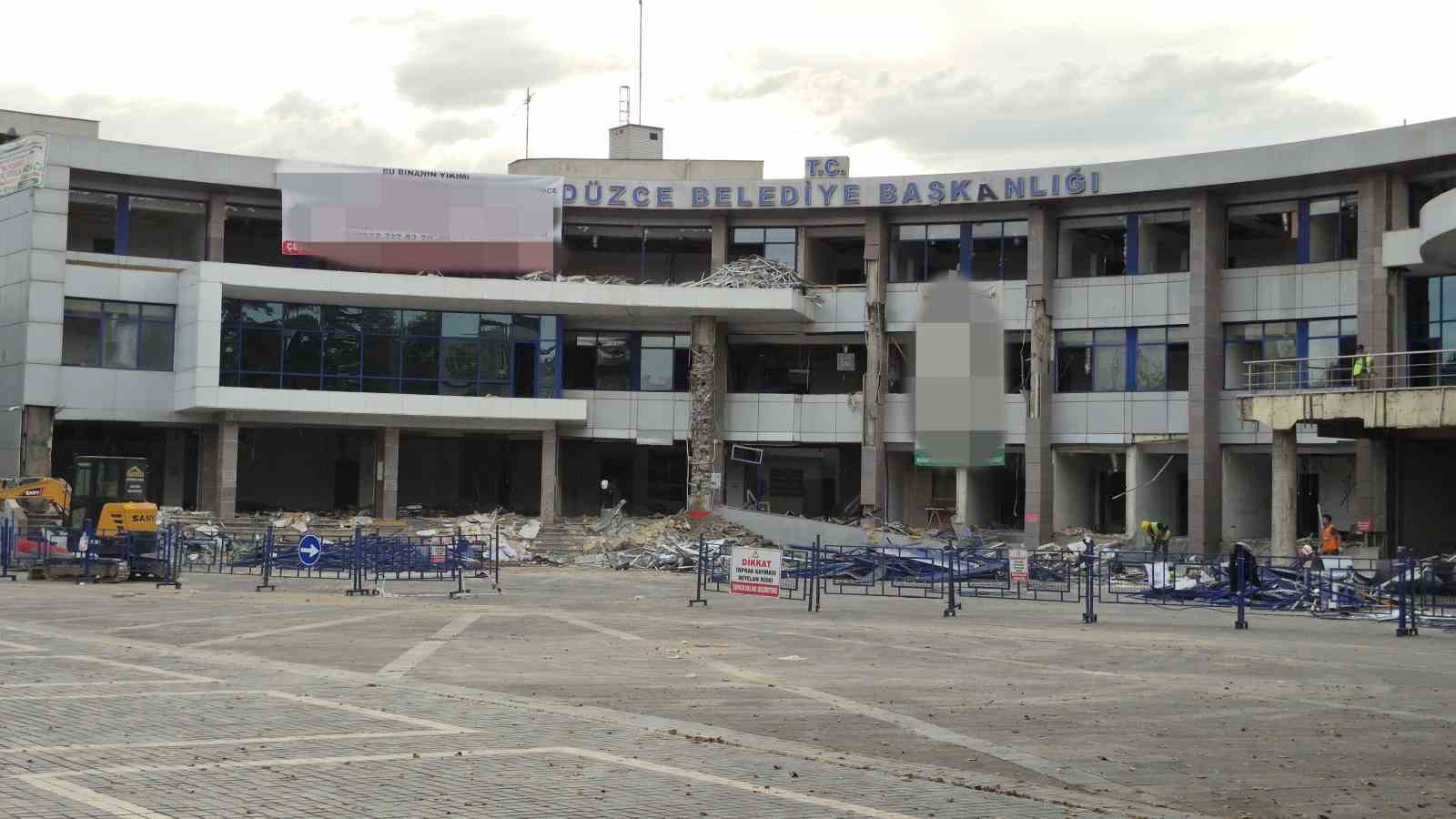 duzcede-yikim-calismasi-suren-belediye-binasinda-yangin
