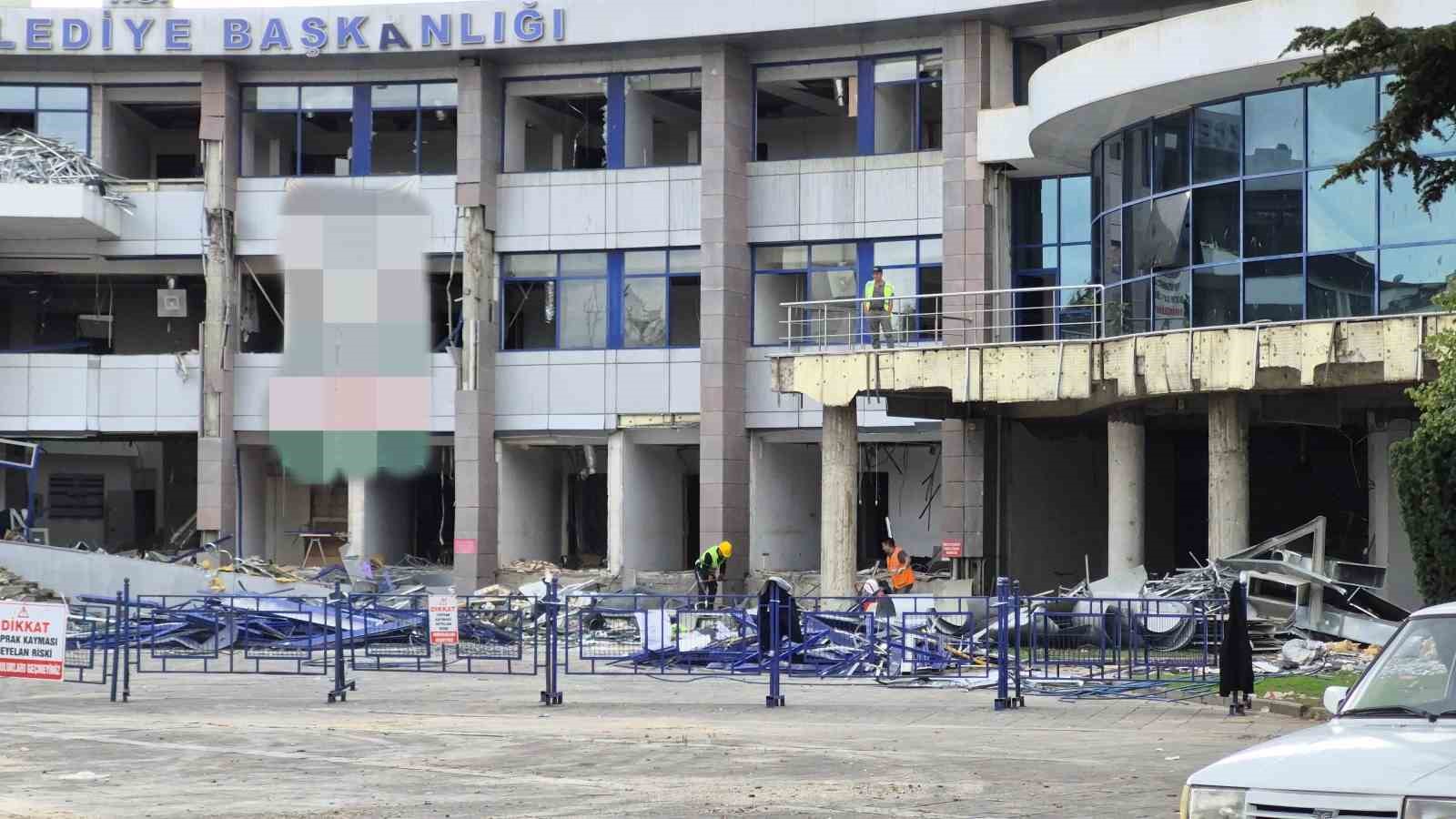 duzcede-yikim-calismasi-suren-belediye-binasinda-yangin