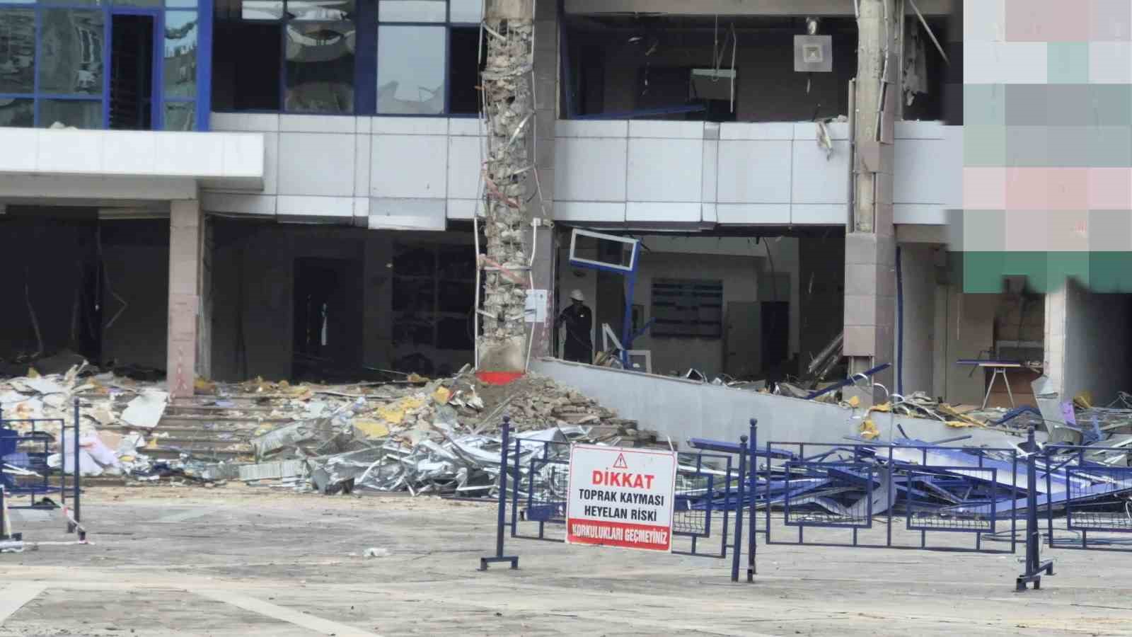 duzcede-yikim-calismasi-suren-belediye-binasinda-yangin