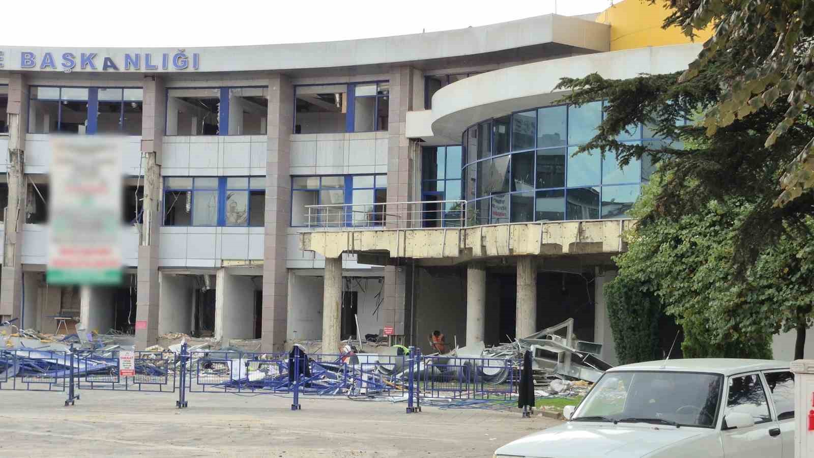 duzcede-yikim-calismasi-suren-belediye-binasinda-yangin