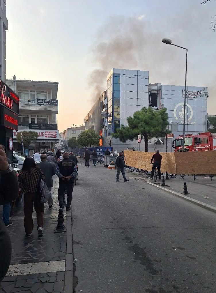 duzcede-yikim-calismasi-suren-belediye-binasinda-yangin