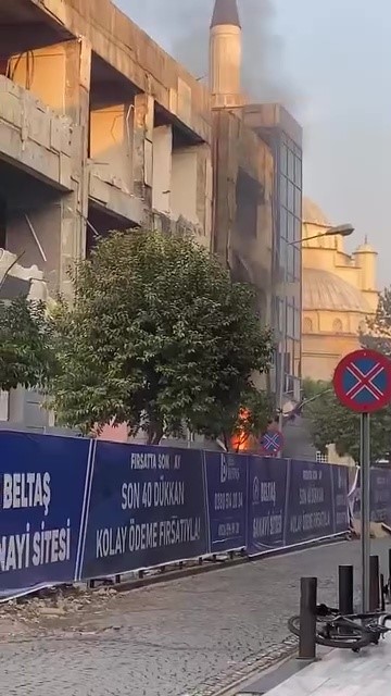 duzcede-yikim-calismasi-suren-belediye-binasinda-yangin
